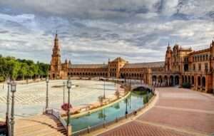 Qué simboliza la Plaza de España de Sevilla