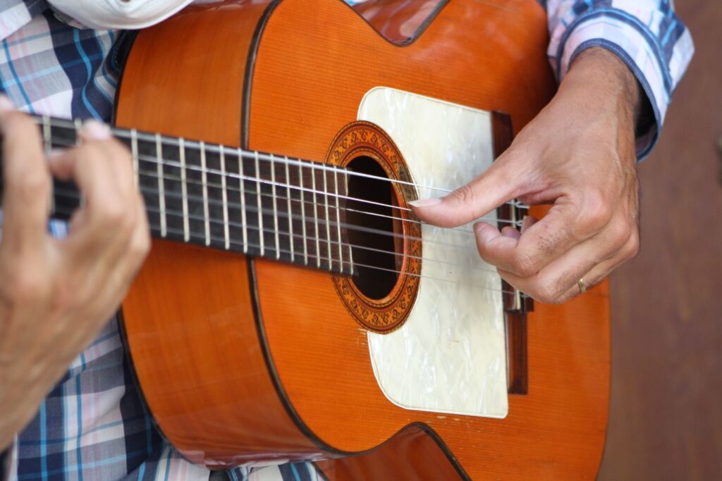 Manos de un guitarrista flamenco tocando, la base del cante jondo